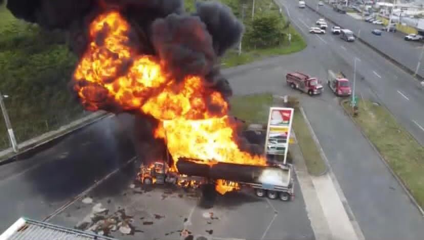 Fuego en gasolinera en Canóvanas